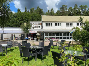 Modern vindsvåning ovanpå café ute på landet. Hökerum